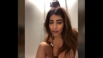 French Arab camgirl squirting public bathroom stall